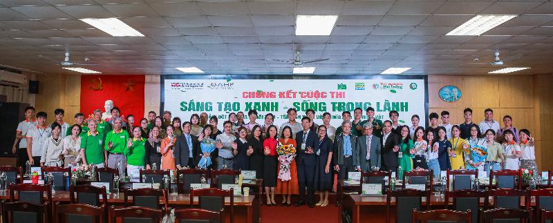 Học sinh Việt Nam tham gia hoạt động vẽ tranh cổ động về bảo vệ môi trường ngoài trời